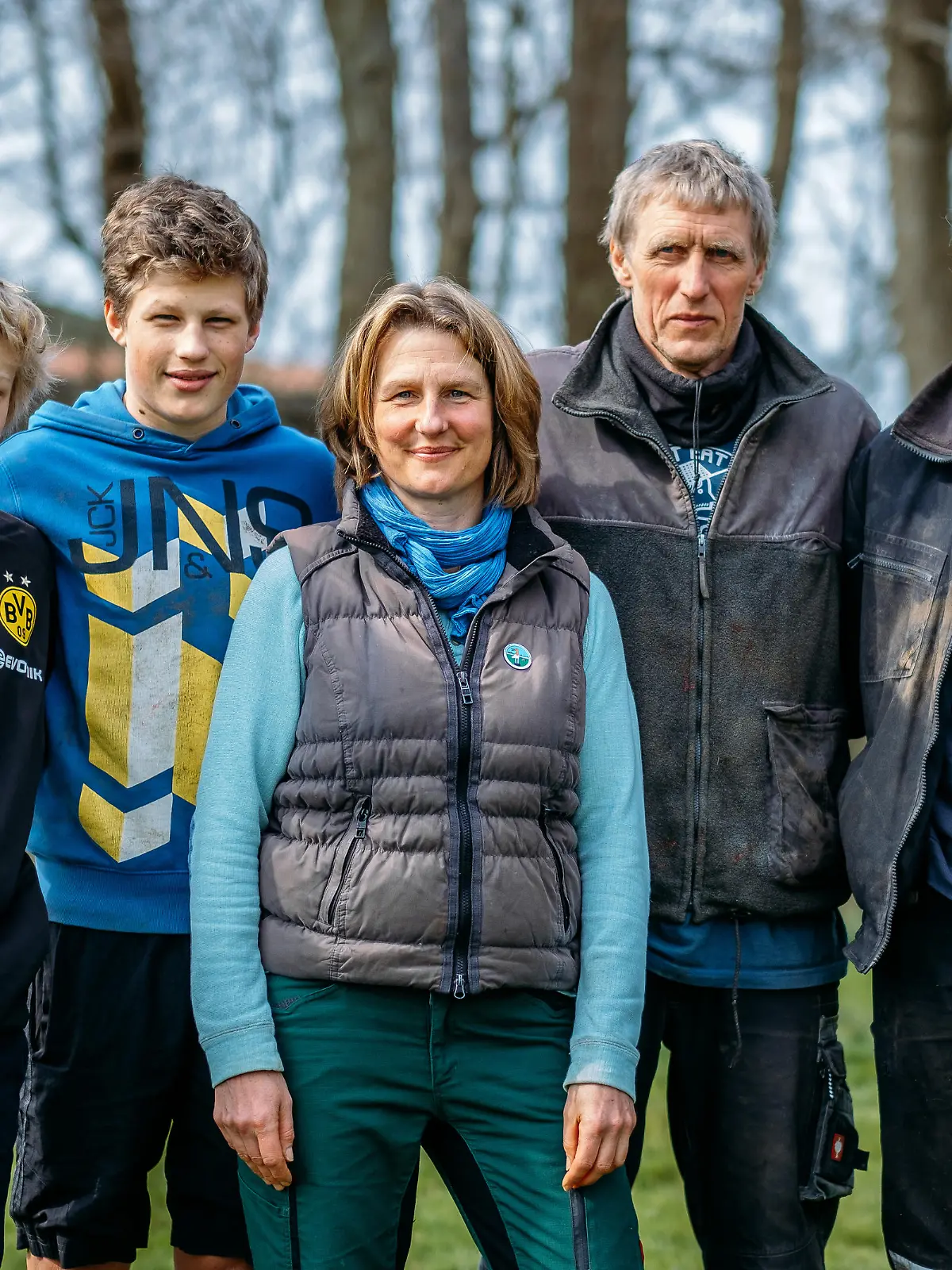 04.04.2019, Schleswig-Holstein, Pellworm: Jakob (l-r),Hannes, Silke, Jörg und Paul Backsen stehen vor ihrem Hof Edenswarf. Während die Bundesregierung in Berlin um neue Klimagesetze streitet, hat man auf der Insel Pellworm Angst davor unterzugehen. Die Familie Backsen will deshalb die Regierung mit einer Klage vor Gericht bringen. (zu dpa-Story: "Mit Paragrafen gegen Fluten" vom 04.06.2019) Foto: Fabian Sommer/dpa | Verwendung weltweit