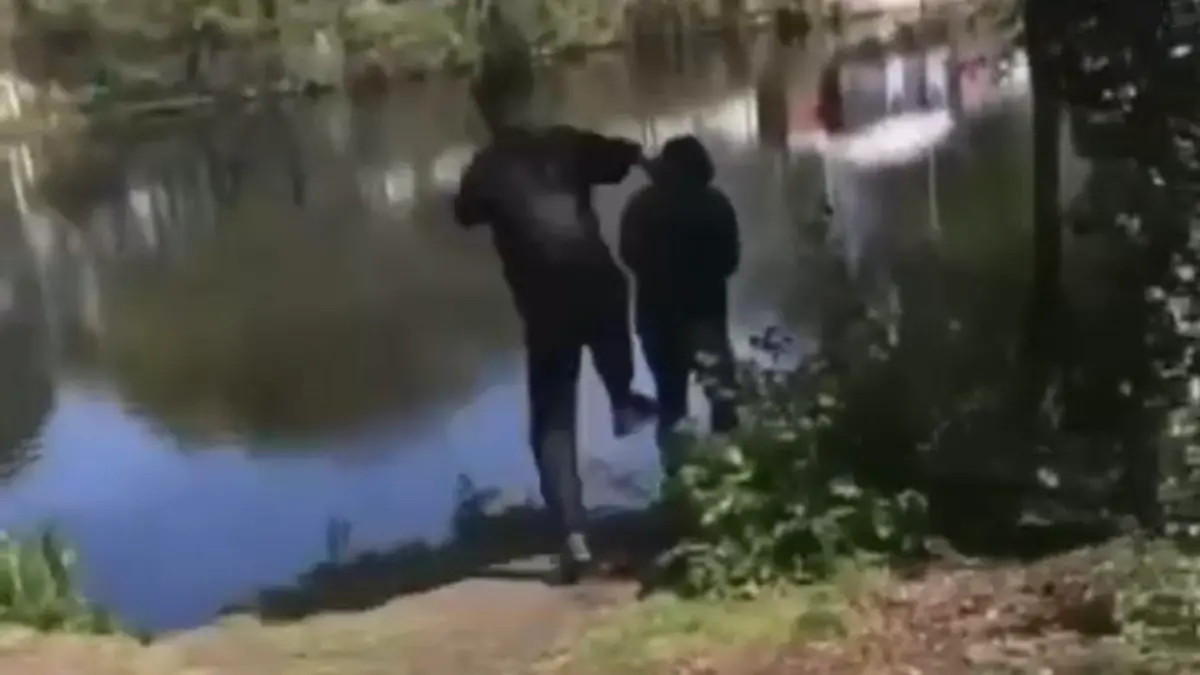 Diese Videoaufnahme zeigt den Moment, bevor der 15-jährige Teenager den Mann ins Wasser tritt.