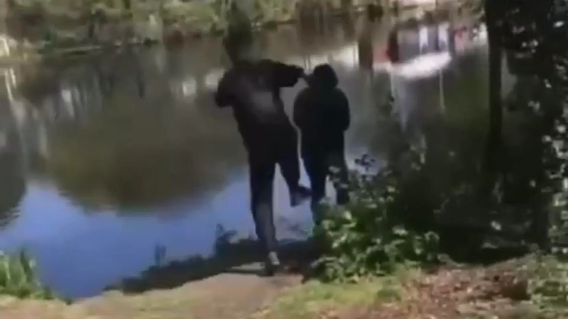 Diese Videoaufnahme zeigt den Moment, bevor der 15-jährige Teenager den Mann ins Wasser tritt.