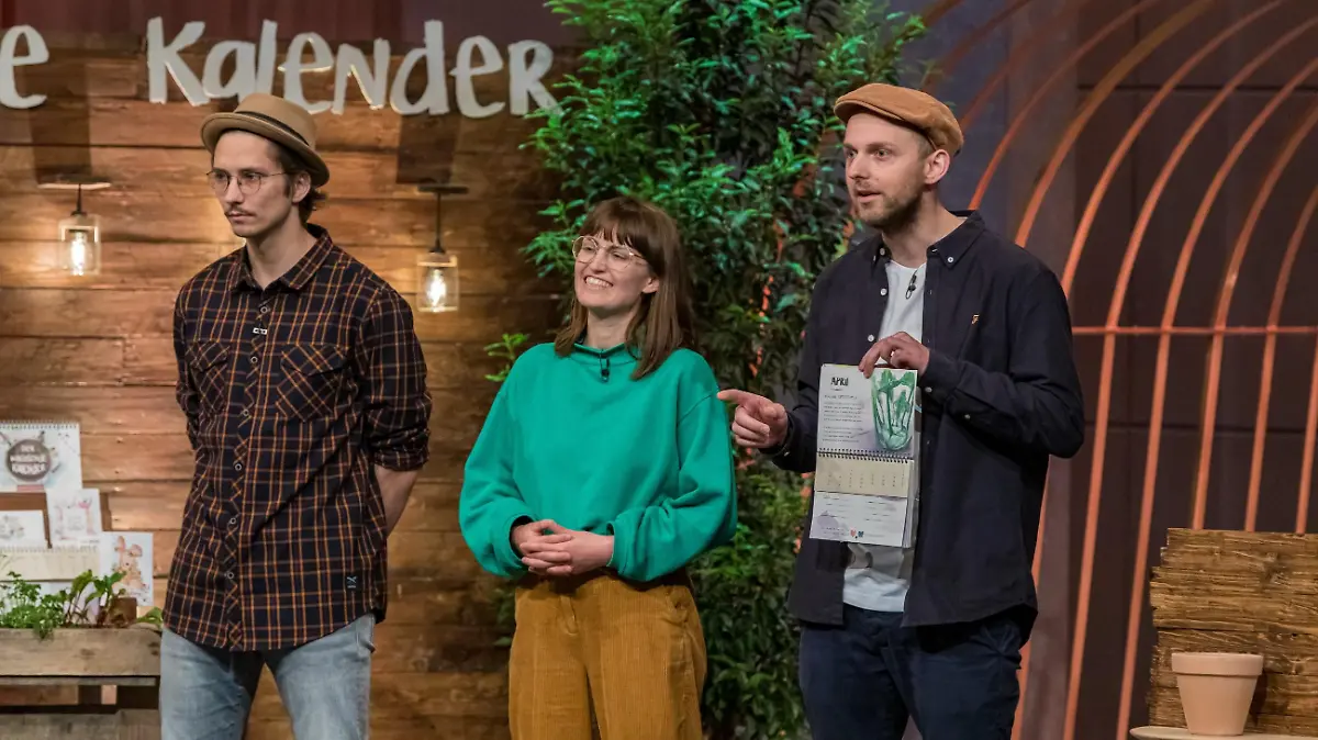 Orlando Zaddach (l.), Manuela Baron und Tobias Aufenanger aus Nürnberg präsentieren mit _primoza" einen Jahreskalender mit Samenblättern. Sie erhoffen sich ein Investment von 300.000 Euro für 7,5 Prozent der Anteile an ihrem Unternehmen. Die Verwendung des sendungsbezogenen Materials ist nur mit dem Hinweis und Verlinkung auf TVNOW gestattet.