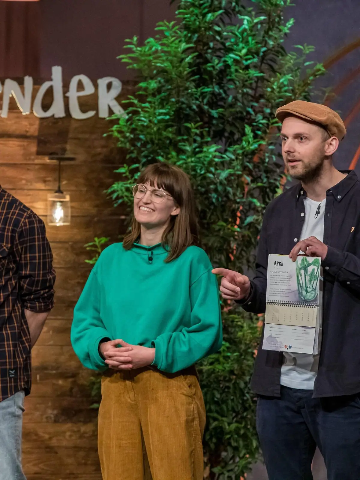 Orlando Zaddach (l.), Manuela Baron und Tobias Aufenanger aus Nürnberg präsentieren mit _primoza" einen Jahreskalender mit Samenblättern. Sie erhoffen sich ein Investment von 300.000 Euro für 7,5  Prozent der Anteile an ihrem Unternehmen.   Die Verwendung des sendungsbezogenen Materials ist nur mit dem Hinweis und Verlinkung auf TVNOW gestattet.