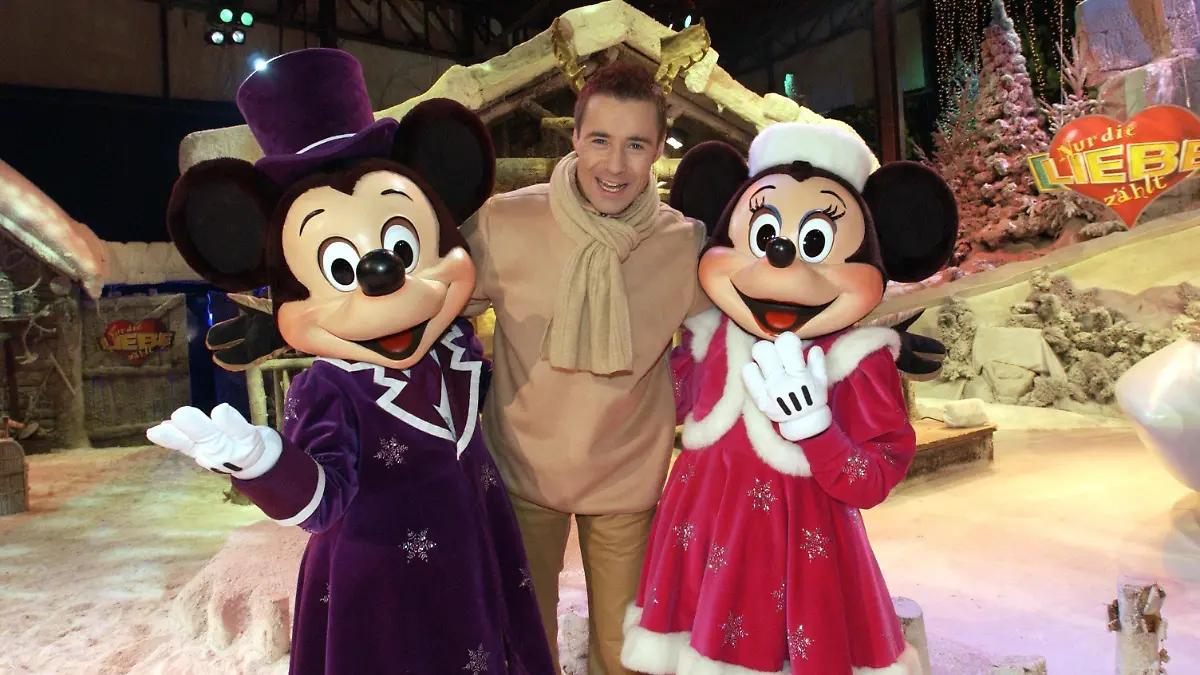 Kai Pflaume ist am 13.12.2001 bei der Aufzeichnung der SAT.1-Sendung "Nur die Liebe zählt" bei Mickey und Minnie in Disneyland Paris zu Gast. Romantische Gefühle, ergreifende Liebesgeschichten und erfüllte Träume im Zauberreich der Fanatasie - eigentlich kann es für die Weihnachtsausgabe von "Nur die Liebe zählt" kaum einen schöneren Rahmen geben als das festlich geschmückte Disneyland Paris. Zu Tschaikowskys Nußknackersuite tanzen die beliebtesten Disney-Figuren die Straße entlang.