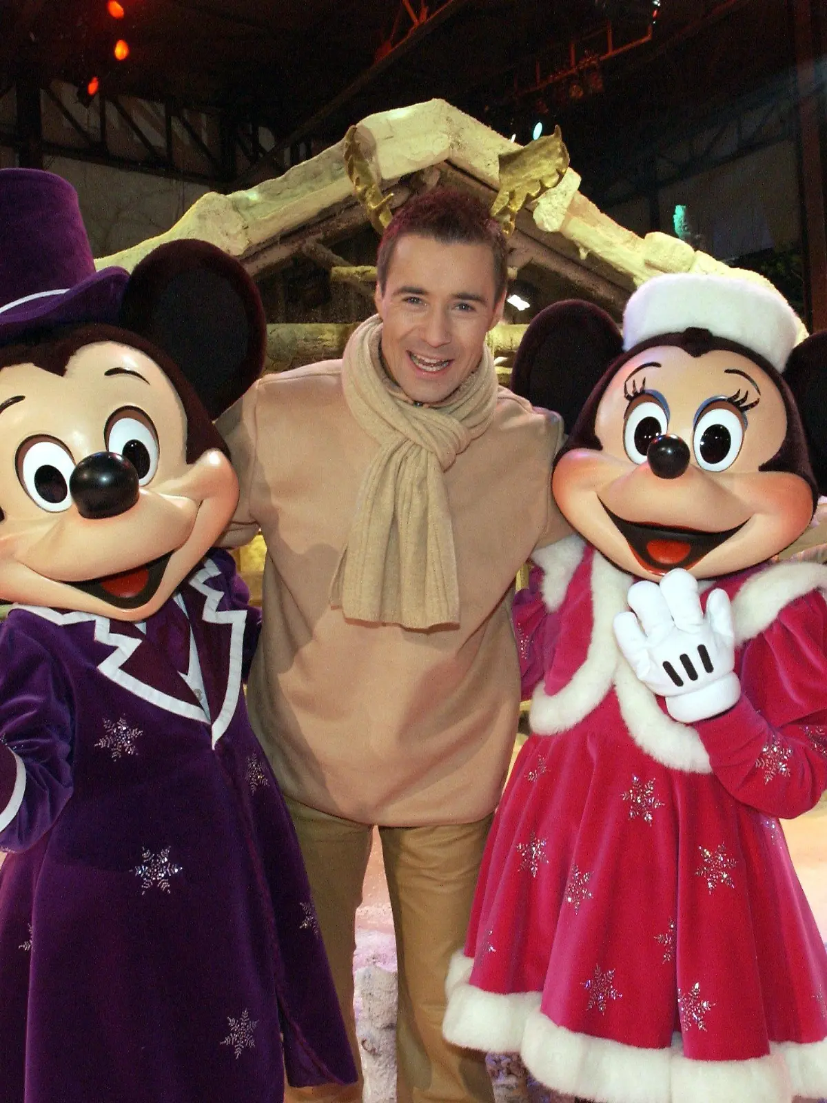 Kai Pflaume ist am 13.12.2001 bei der Aufzeichnung der SAT.1-Sendung "Nur die Liebe zählt" bei Mickey und Minnie in Disneyland Paris  zu Gast. Romantische Gefühle, ergreifende Liebesgeschichten und erfüllte Träume im Zauberreich der Fanatasie - eigentlich kann es für die Weihnachtsausgabe von "Nur die Liebe zählt" kaum einen schöneren Rahmen geben als das festlich geschmückte Disneyland Paris. Zu Tschaikowskys Nußknackersuite tanzen die beliebtesten Disney-Figuren die Straße entlang.