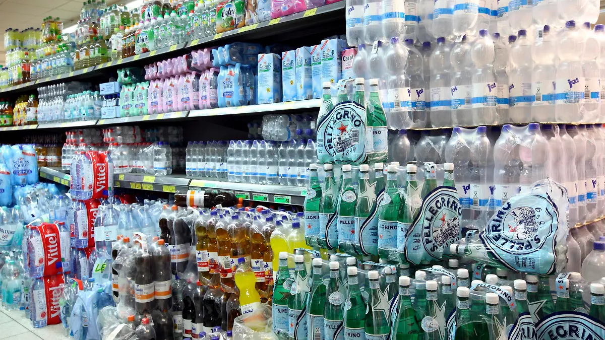 Mineralwasser im Supermarkt