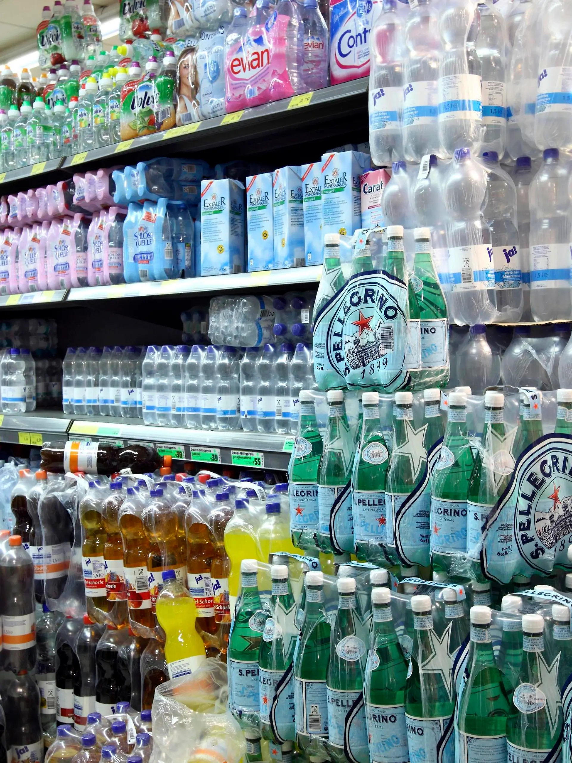 Mineralwasser im Supermarkt