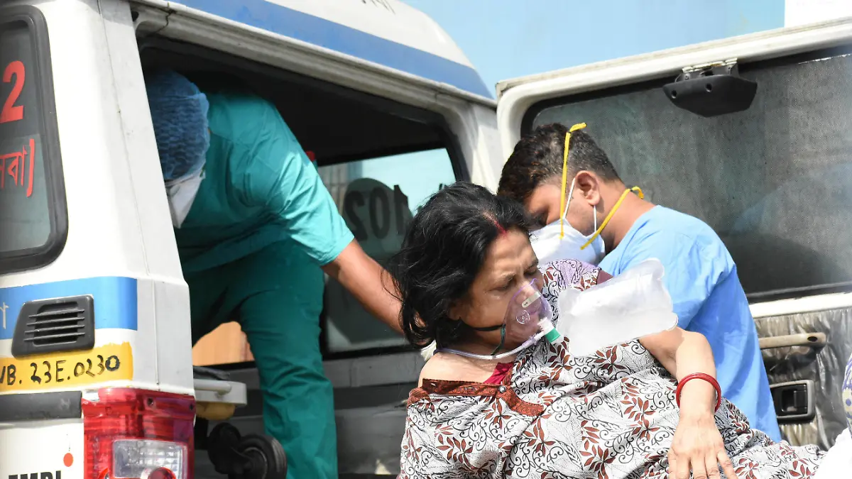April 27, 2021, Kolkata, West Bengal, India: A lady who tested positive for COVID-19 is been taken to a critical care unit at a hospital in Kolkata , India , on 27 April , 2021 .India recorded over 3.2 Lakh cases yesterday , with death toll crossing over 2500 in the country as by Indian media report Kolkata India - ZUMAc211 20210427_zip_c211_002 Copyright: xDebarchanxChatterjeex 
