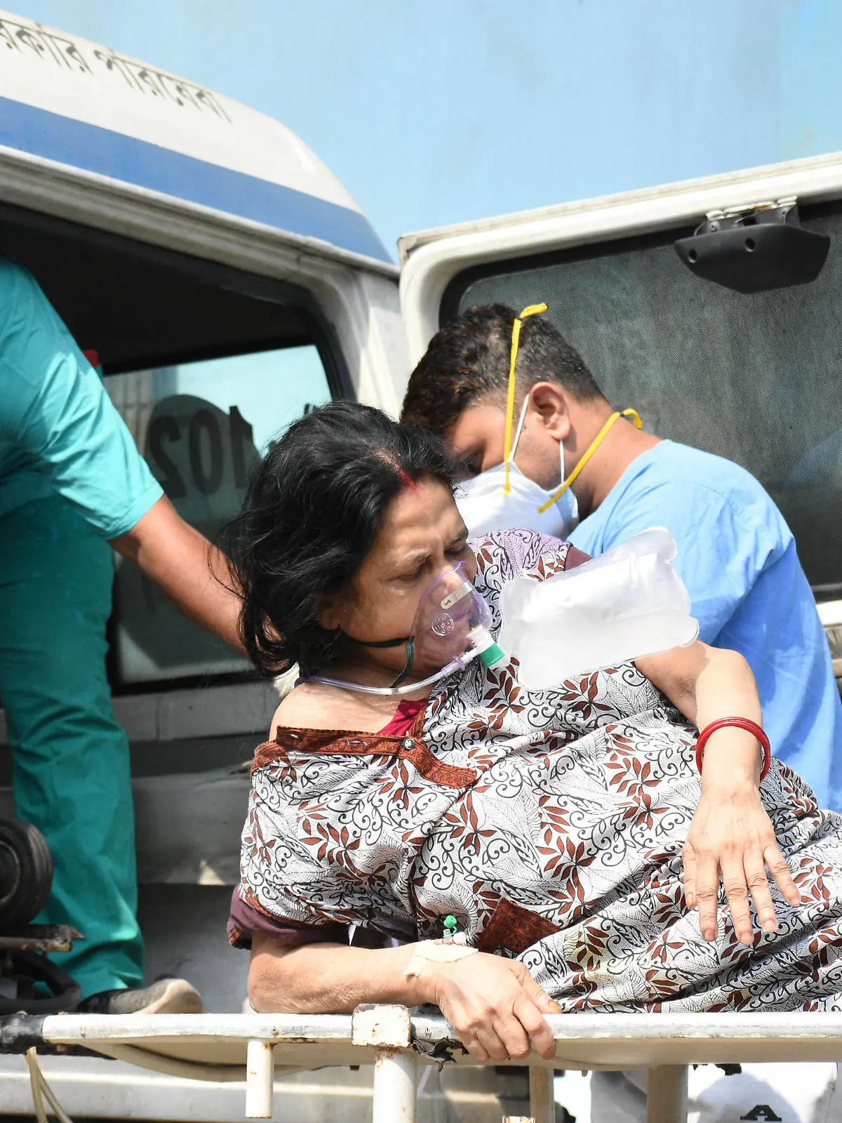 April 27, 2021, Kolkata, West Bengal, India: A lady who tested positive for COVID-19 is been taken to a critical care unit at a hospital in Kolkata , India , on 27 April , 2021 .India recorded over 3.2 Lakh cases yesterday , with death toll crossing over 2500 in the country as by Indian media report Kolkata India - ZUMAc211 20210427_zip_c211_002 Copyright: xDebarchanxChatterjeex 