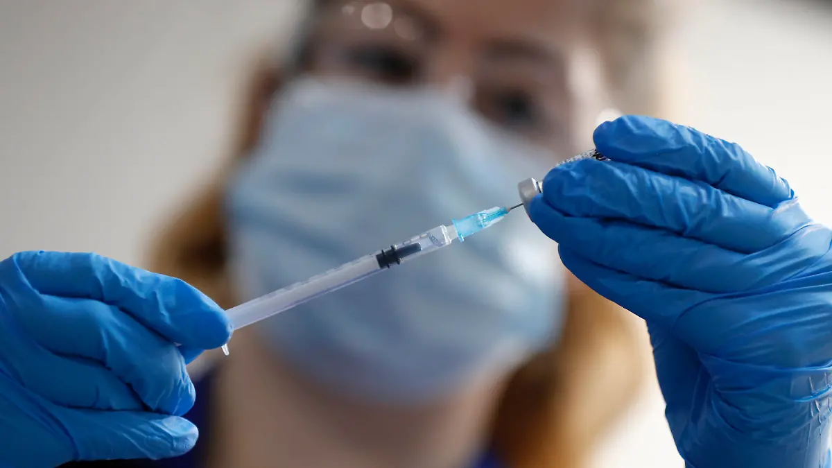 08.12.2020, Großbritannien, London: Eine Krankenpflegerin zieht am zweiten Tag des größten Impfprogramms in der Geschichte Großbritanniens im Londoner Guy's Hospital eine Spritze mit dem Pfizer/Biontech Corona-Impfstoff auf. Die britischen Gesundheitsbehörden sagen, dass Personen, die eine «signifikante Vorgeschichte» allergischer Reaktionen haben, den Impfstoff nicht erhalten sollten, da es am ersten Tag bei zwei Patienten zu unerwünschten Nebenwirkungen kam. Foto: Frank Augstein/AP POOL/dpa +++ dpa-Bildfunk +++