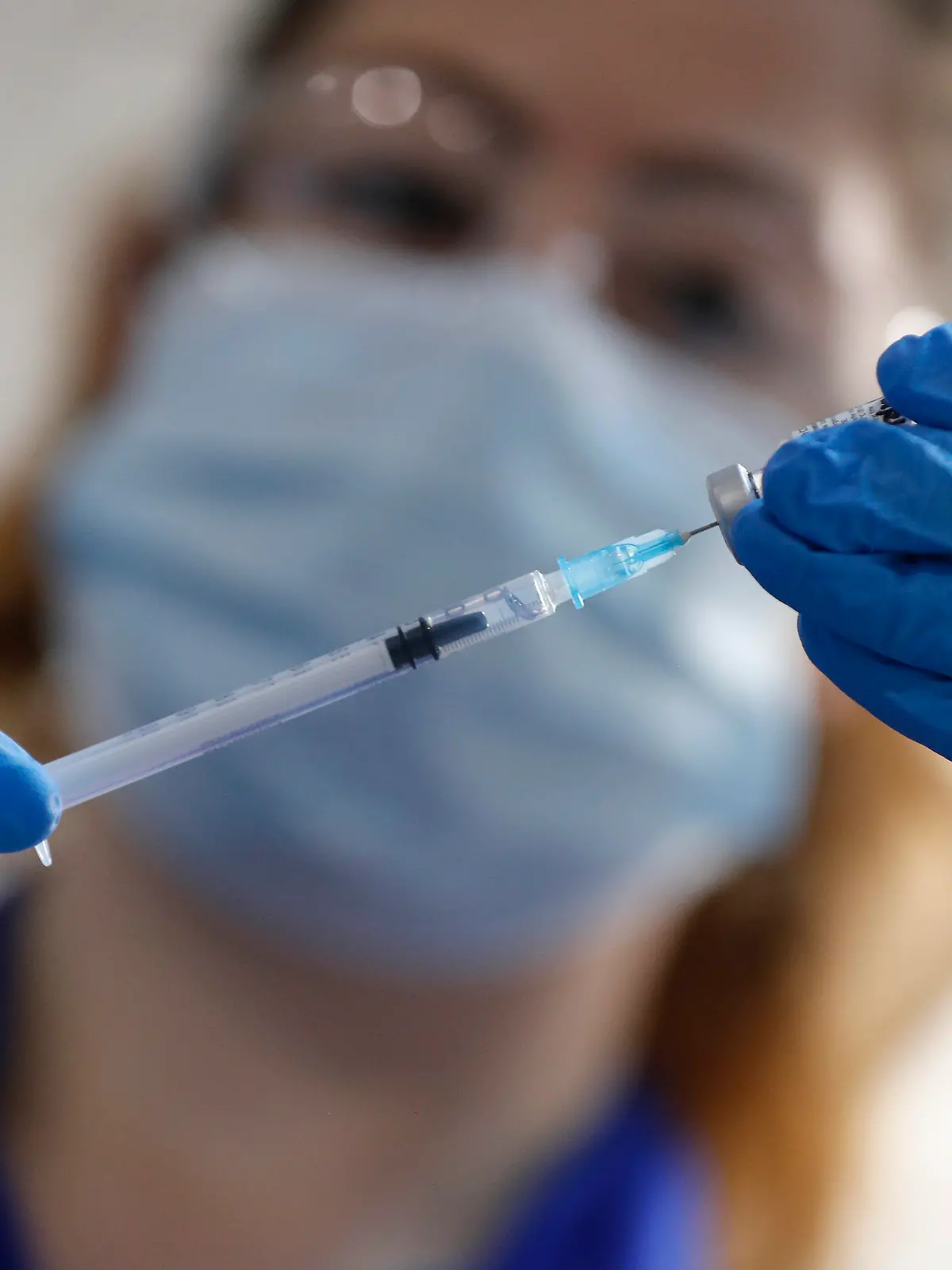 08.12.2020, Großbritannien, London: Eine Krankenpflegerin zieht am zweiten Tag des größten Impfprogramms in der Geschichte Großbritanniens im Londoner Guy's Hospital eine Spritze mit dem Pfizer/Biontech Corona-Impfstoff auf. Die britischen Gesundheitsbehörden sagen, dass Personen, die eine «signifikante Vorgeschichte» allergischer Reaktionen haben, den Impfstoff nicht erhalten sollten, da es am ersten Tag bei zwei Patienten zu unerwünschten Nebenwirkungen kam. Foto: Frank Augstein/AP POOL/dpa +++ dpa-Bildfunk +++