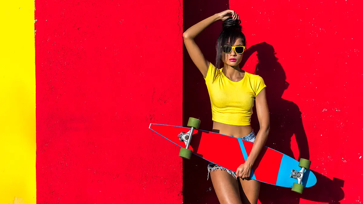 Frau in Knallfarben Rot, Blau und Gelb.