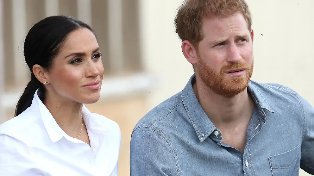 ARCHIV - 17.10.2018, Australien, Dubbo: Prinz Harry und seine Frau Meghan  besuchen die Familie Woodley auf der von einer schweren Dürre betroffenen Farm von Mountain View. (zu dpa: «Harry und Meghan: Jeder muss gleichen Zugang zu Impfstoff bekommen») Foto: Chris Jackson/Press Association/dpa +++ dpa-Bildfunk +++
