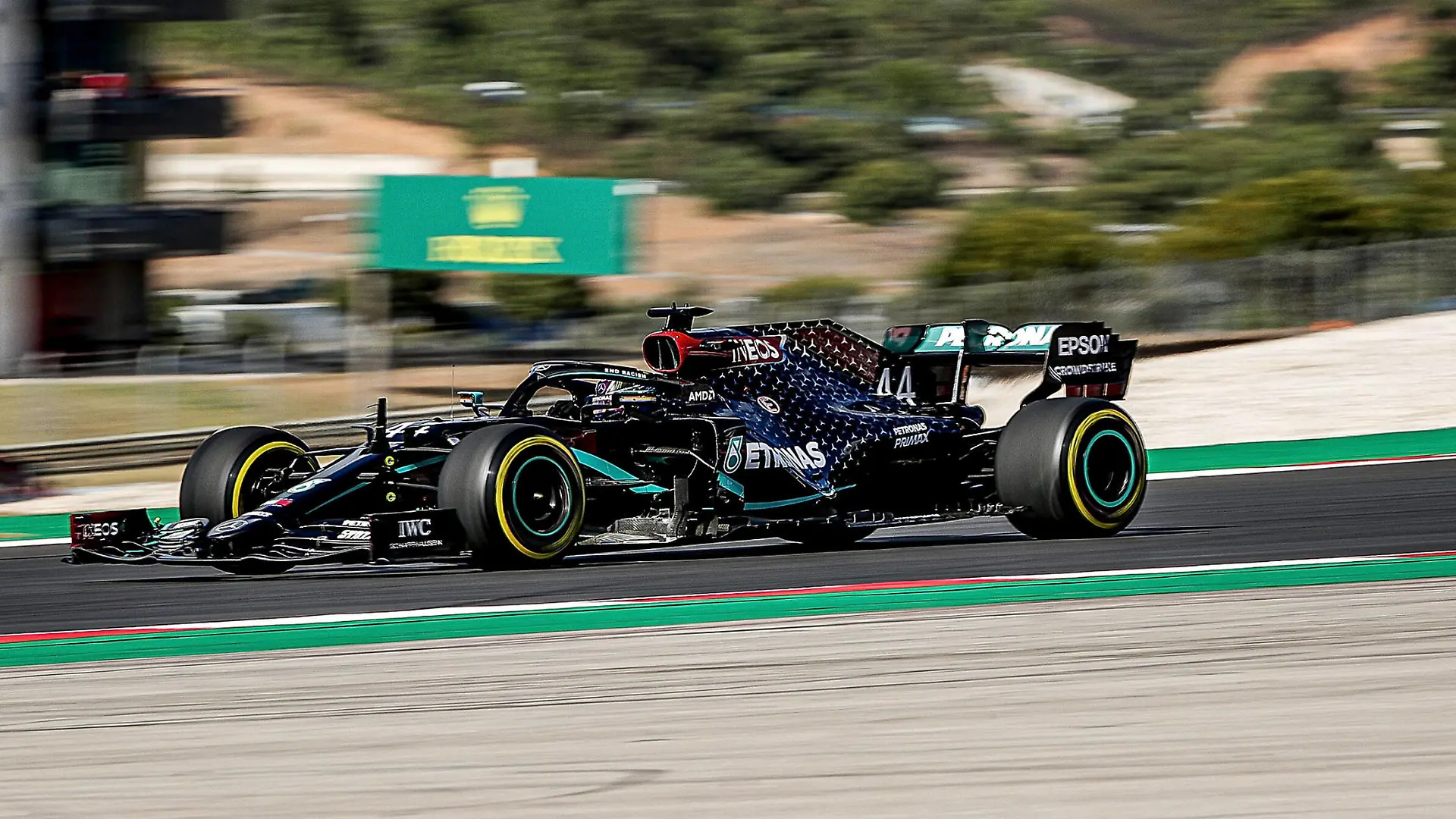  FORMULA 1 HEINEKEN PORTUGUESE GRAND PRIX 2020 / 23.10.2020, Autodromo Internacional do Algarve, Portimao, FORMULA 1 HEINEKEN PORTUGUESE GRAND PRIX 2020,im Bild Lewis Hamilton GB 44, Mercedes-AMG Petronas F1 Team *** FORMULA 1 HEINEKEN PORTUGUESE GRAND PRIX 2020 23 10 2020, Autodromo Internacional do Algarve, Portimao, FORMULA 1 HEINEKEN PORTUGUESE GRAND PRIX 2020, in the picture Lewis Hamilton GB 44 , Mercedes AMG Petronas F1 Team nordphotoxBratic nph00250