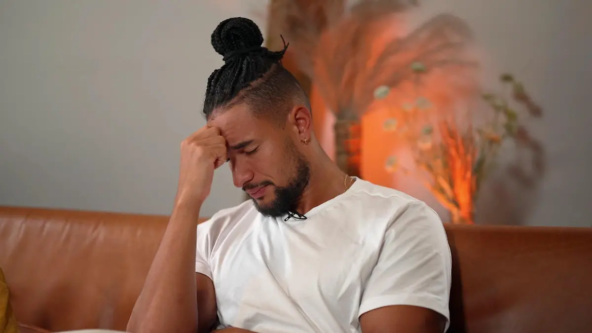 Nach dem Date mit Angelina ist der Bachelor den Tränen nahe.