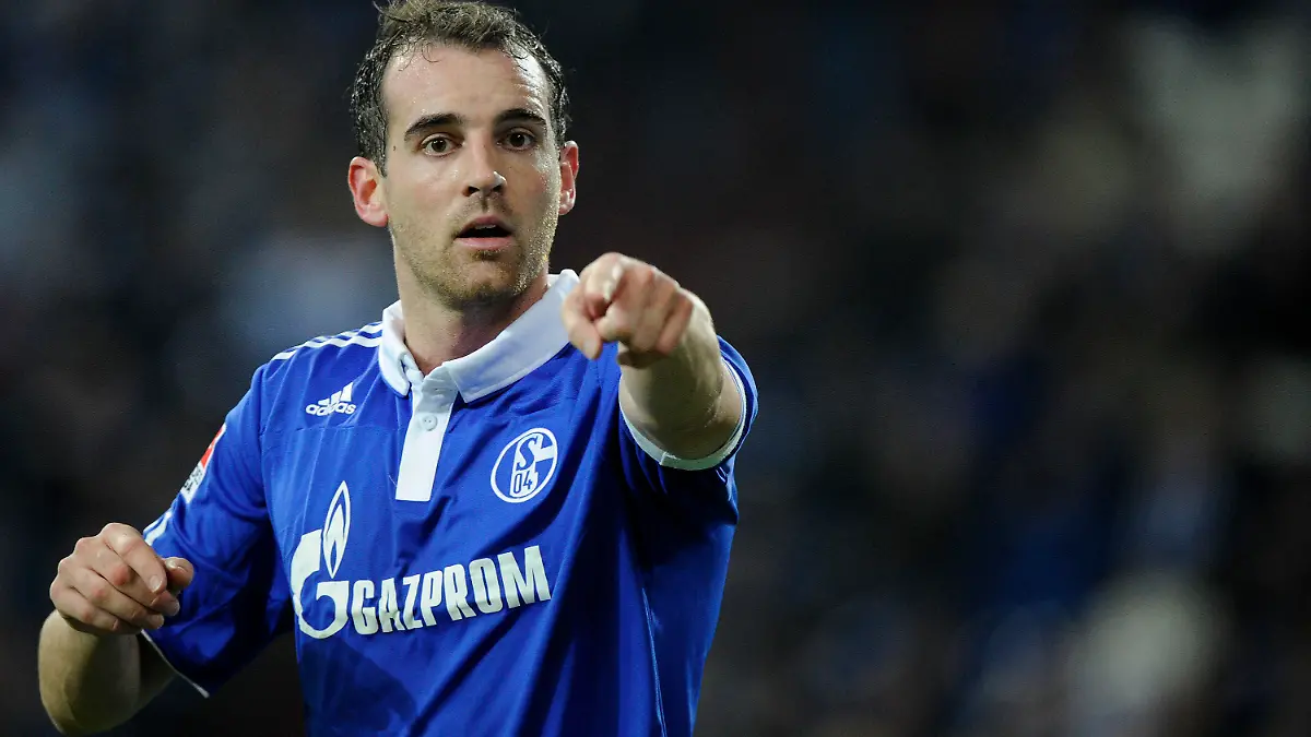 ARCHIV - Schalkes Christoph Metzelder gibt in der Bundesligapartie gegen den FC Augsburg in der Veltins-Arena in Gelsenkirchen Anweisungen. Die 0:3-Klatsche in Mönchengladbach steckt noch in den Knochen. Doch im Europa-League-Spiel in Pilsen will Schalke 04 wieder ein anderes Gesicht zeigen. Die Profis geloben Besserung. «Jetzt geht der Wettbewerb erst richtig los», sagt Torjäger Huntelaar. Foto: Marius Becker dpa (zu dpa-Korr: «Gladbach-Spiel abgehakt: Schalke will in Pilsen Minikrise beenden» vom 15.02.2012)  +++(c) dpa - Bildfunk+++