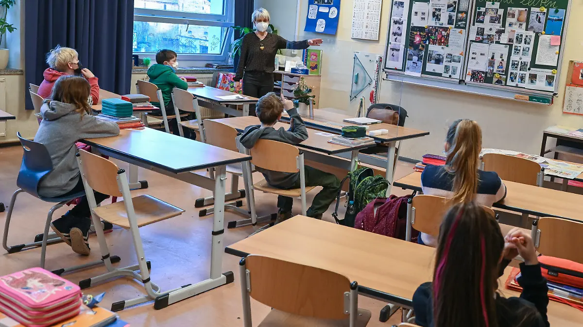 ARCHIV - 22.02.2021, Brandenburg, Frankfurt (Oder): Cornelia Herrmann, Klassenlehrerin einer 4. Klasse an der Grundschule «Am Mühlenfließ» in Booßen einem Ortsteil der Stadt Frankfurt (Oder), unterrichtet Schüler. Die Grundschulen in Brandenburg haben seit 22. Februar wieder für den Wechselunterricht zwischen geöffnet, am 15. März folgen die weiterführenden Schulen. Dann sollen die Schulen auch Selbsttests erhalten. (zu: «Schülerrat hält Schulen vor Start der Schnelltests für überfordert») Foto: Patrick Pleul/dpa-Zentralbild/dpa +++ dpa-Bildfunk +++