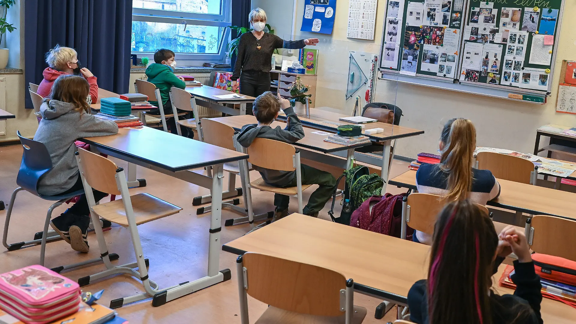 ARCHIV - 22.02.2021, Brandenburg, Frankfurt (Oder): Cornelia Herrmann, Klassenlehrerin einer 4. Klasse an der Grundschule «Am Mühlenfließ» in Booßen einem Ortsteil der Stadt Frankfurt (Oder), unterrichtet Schüler. Die Grundschulen in Brandenburg haben seit 22. Februar wieder für den Wechselunterricht zwischen geöffnet, am 15. März folgen die weiterführenden Schulen. Dann sollen die Schulen auch Selbsttests erhalten. (zu: «Schülerrat hält Schulen vor Start der Schnelltests für überfordert») Foto: Patrick Pleul/dpa-Zentralbild/dpa +++ dpa-Bildfunk +++
