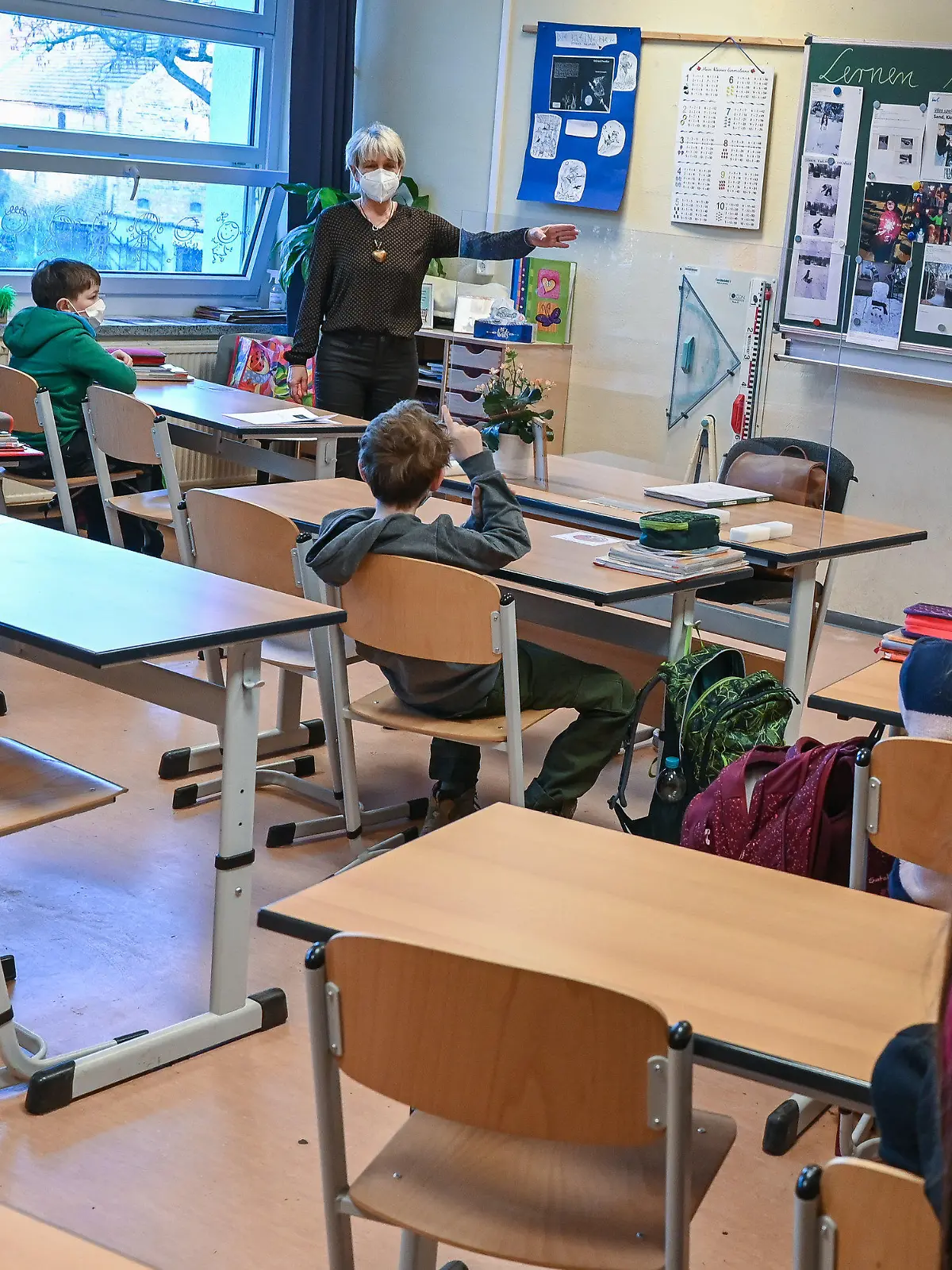 ARCHIV - 22.02.2021, Brandenburg, Frankfurt (Oder): Cornelia Herrmann, Klassenlehrerin einer 4. Klasse an der Grundschule «Am Mühlenfließ» in Booßen einem Ortsteil der Stadt Frankfurt (Oder), unterrichtet Schüler. Die Grundschulen in Brandenburg haben seit 22. Februar wieder für den Wechselunterricht zwischen geöffnet, am 15. März folgen die weiterführenden Schulen. Dann sollen die Schulen auch Selbsttests erhalten. (zu: «Schülerrat hält Schulen vor Start der Schnelltests für überfordert») Foto: Patrick Pleul/dpa-Zentralbild/dpa +++ dpa-Bildfunk +++