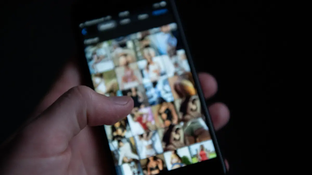 ILLUSTRATION - 09.06.2020, Baden-Württemberg, Obereschach: Ein Mann schaut sich auf einem Smartphone pornografische Bilder an. Jugendliche in Niedersachsen geraten wegen der Verbreitung von Kinderpornografie immer häufiger ins Visier der Ermittler. (Zu dpa «Jugendliche immer häufiger Tatverdächtige bei Kinderpornografie») Foto: Silas Stein/dpa +++ dpa-Bildfunk +++