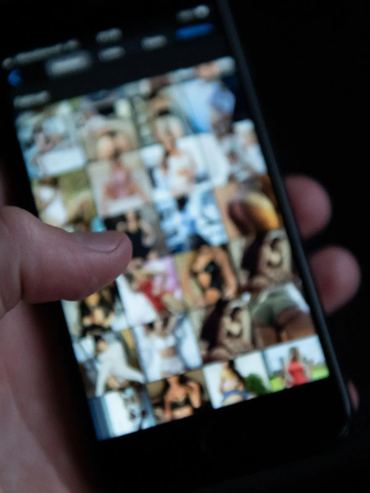 ILLUSTRATION - 09.06.2020, Baden-Württemberg, Obereschach: Ein Mann schaut sich auf einem Smartphone pornografische Bilder an. Jugendliche in Niedersachsen geraten wegen der Verbreitung von Kinderpornografie immer häufiger ins Visier der Ermittler. (Zu dpa «Jugendliche immer häufiger Tatverdächtige bei Kinderpornografie») Foto: Silas Stein/dpa +++ dpa-Bildfunk +++