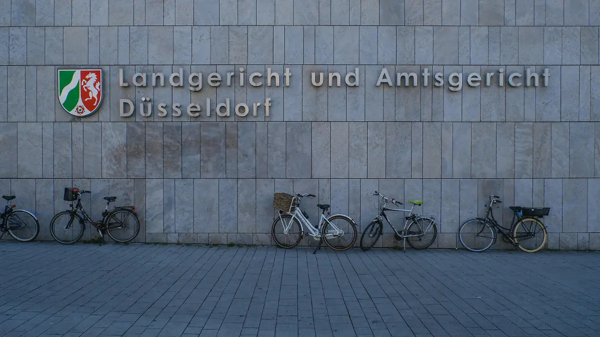  Düsseldorf 26.04.2021 Landgericht Amtsgericht Gebäude Gericht Gerichtssaal Logo NRW Wappen Werdener Straße Oberbilk Düsseldorf Nordrhein-Westfalen Deutschland *** Düsseldorf 26 04 2021 district court district court building courtroom logo NRW coat of arms Werdener Straße Oberbilk Düsseldorf North Rhine Westphalia Germany