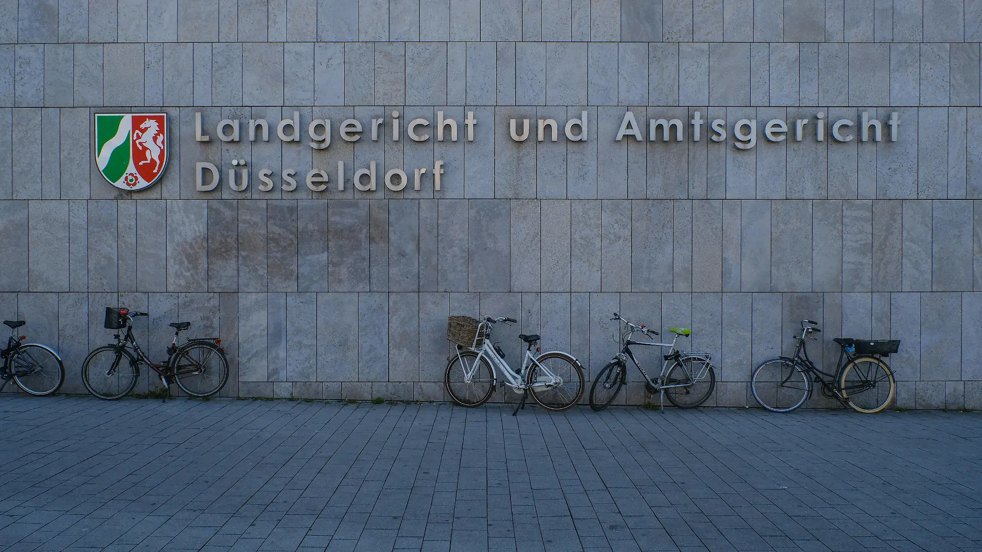  Düsseldorf 26.04.2021 Landgericht Amtsgericht Gebäude Gericht Gerichtssaal Logo NRW Wappen Werdener Straße Oberbilk Düsseldorf Nordrhein-Westfalen Deutschland *** Düsseldorf 26 04 2021 district court district court building courtroom logo NRW coat of arms Werdener Straße Oberbilk Düsseldorf North Rhine Westphalia Germany