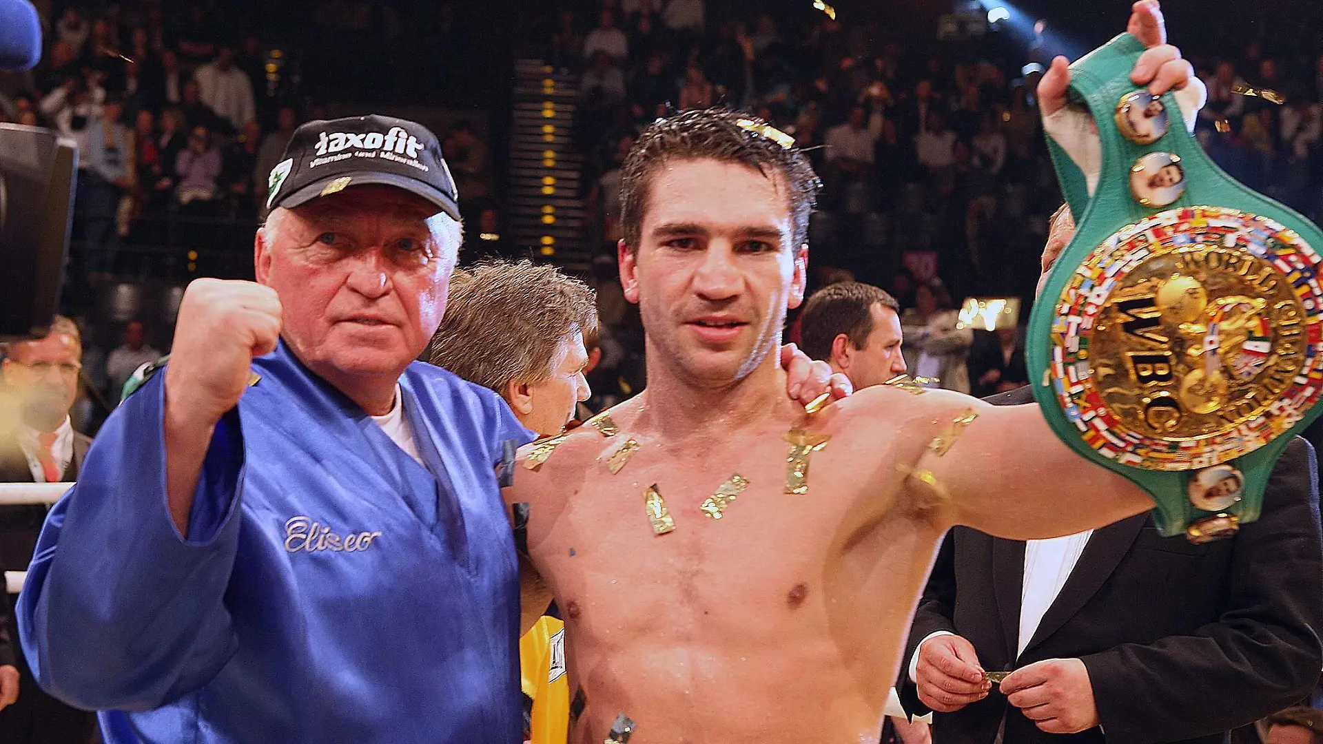 Markus Beyer (re.), alter und neuer WBC Weltmeister im Supermittelgewicht, freut sich mit Trainer Ulli Wegner (beide Deutschland) über seine erfolgreiche Titelverteidigung