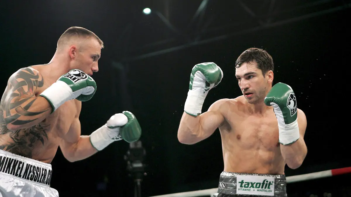 Danish WBA super middleweight boxing champion Mikkel Kessler (L) faces German WBC world champion Markus Beyer at Parken Stadium in Copenhagen Saturday 14 October 2006. EPA/JENS NOORGARD LARSEN +++(c) dpa - Bildfunk+++