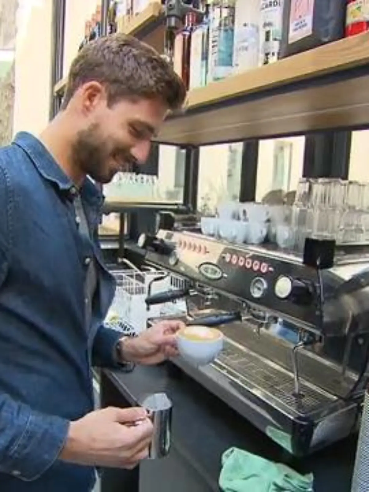 Normalerweise kennen wir Kevin Trapp als Torwart der Eintracht Frankfurt. Aber der erste Corona-Lockdown hat ihn und seinen Kumpel Alex kreativ werden lassen. Gemeinsam haben sie „Oat Mølk“ gegründet – einen veganen und glutenfreien Haferdrink.