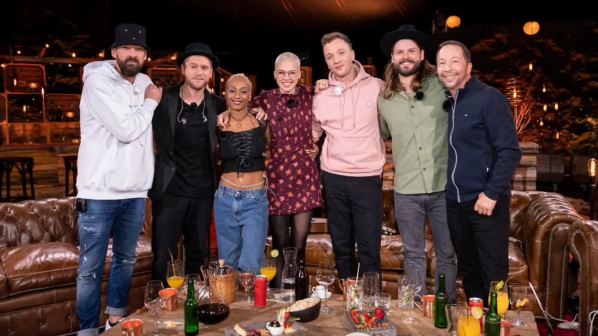 Gentleman, Johannes Oerding, Nura, Stefanie Heinzmann, Joris, Ian Hooper, DJ BoBo in der dritten Folge von "Sing meinen Song - Das Tauschkonzert" 2021.