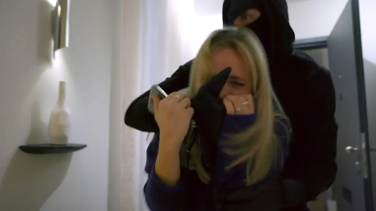 Cilly wird von einer vermummten Person angegriffen „Unter uns“-Folge vom 25.04.25 auf RTL+
