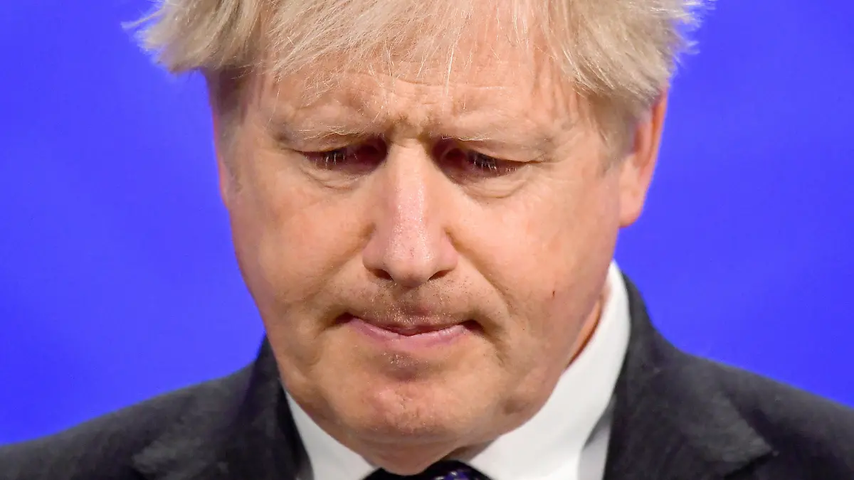ARCHIV - 20.04.2021, Großbritannien, London: Der britische Premierminister Boris Johnson gibt in der Downing Street eine Pressekonferenz. Der Druck auf den britischen Premierminister Boris Johnson wegen einer angeblich pietätlosen Äußerung zu Toten in der Corona-Pandmie wächst. Foto: Toby Melville/PA Wire/dpa +++ dpa-Bildfunk +++