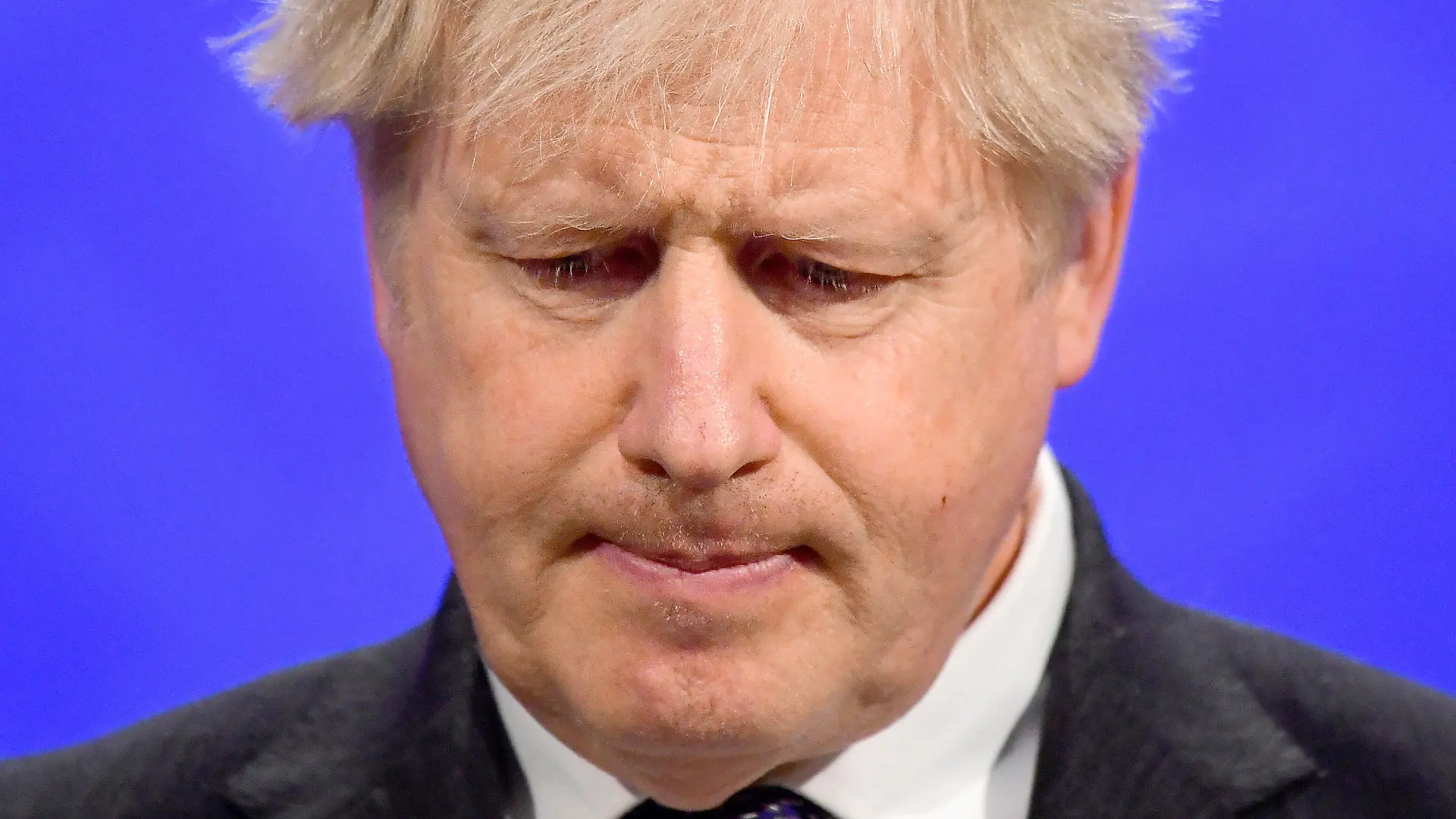 ARCHIV - 20.04.2021, Großbritannien, London: Der britische Premierminister Boris Johnson gibt in der Downing Street eine Pressekonferenz. Der Druck auf den britischen Premierminister Boris Johnson wegen einer angeblich pietätlosen Äußerung zu Toten in der Corona-Pandmie wächst. Foto: Toby Melville/PA Wire/dpa +++ dpa-Bildfunk +++