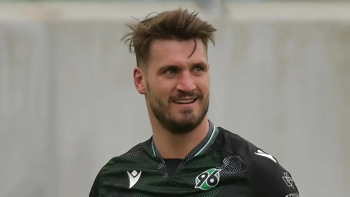 05.03.2023, xblx, Fussball 2.Bundesliga, Spvgg Greuther Fuerth - Hannover 96 emspor, v.l. Hendrik Weydandt Hannover 96 DFL/DFB REGULATIONS PROHIBIT ANY USE OF PHOTOGRAPHS as IMAGE SEQUENCES and/or QUASI-VIDEO Fuerth *** 05 03 2023, xblx, football 2 Bundesliga, Spvgg Greuther Fuerth Hannover 96 emspor, v l Hendrik Weydandt Hannover 96 DFL DFB REGULATES PROHIBIT ANY USE OF PHOTOGRAPHS as IMAGE SEQUENCES and or QUASI VIDEO Fuerth