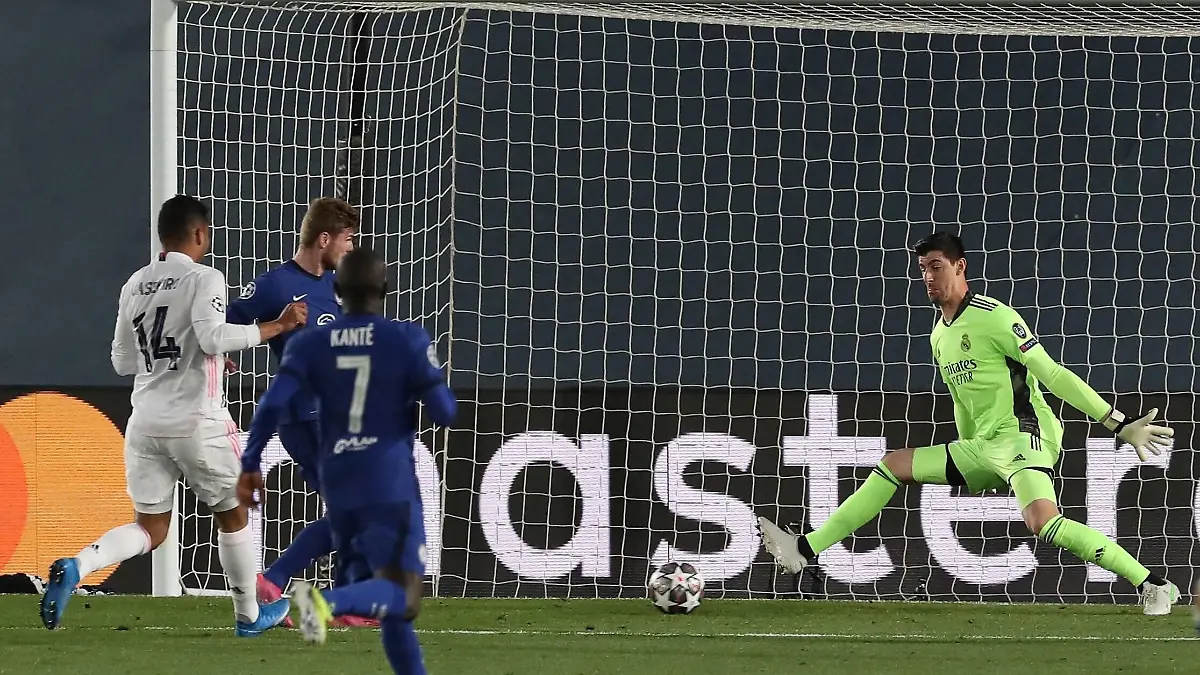  Real Madrid s goalkeeper Thibaut Courtois R in action against Chelsea s Timo Werner 2-L during the UEFA Champions League first leg semifinal soccer match between Real Madrid CF and Chelsea FC at Alfredo Di Stefano stadium in Madrid, Spain, 27 April 2021. Real Madrid CF - Chelsea FC ACHTUNG: NUR REDAKTIONELLE NUTZUNG PUBLICATIONxINxGERxSUIxAUTxONLY Copyright: xKikoxHuescax GRAF3539 20210427-637551555457033920