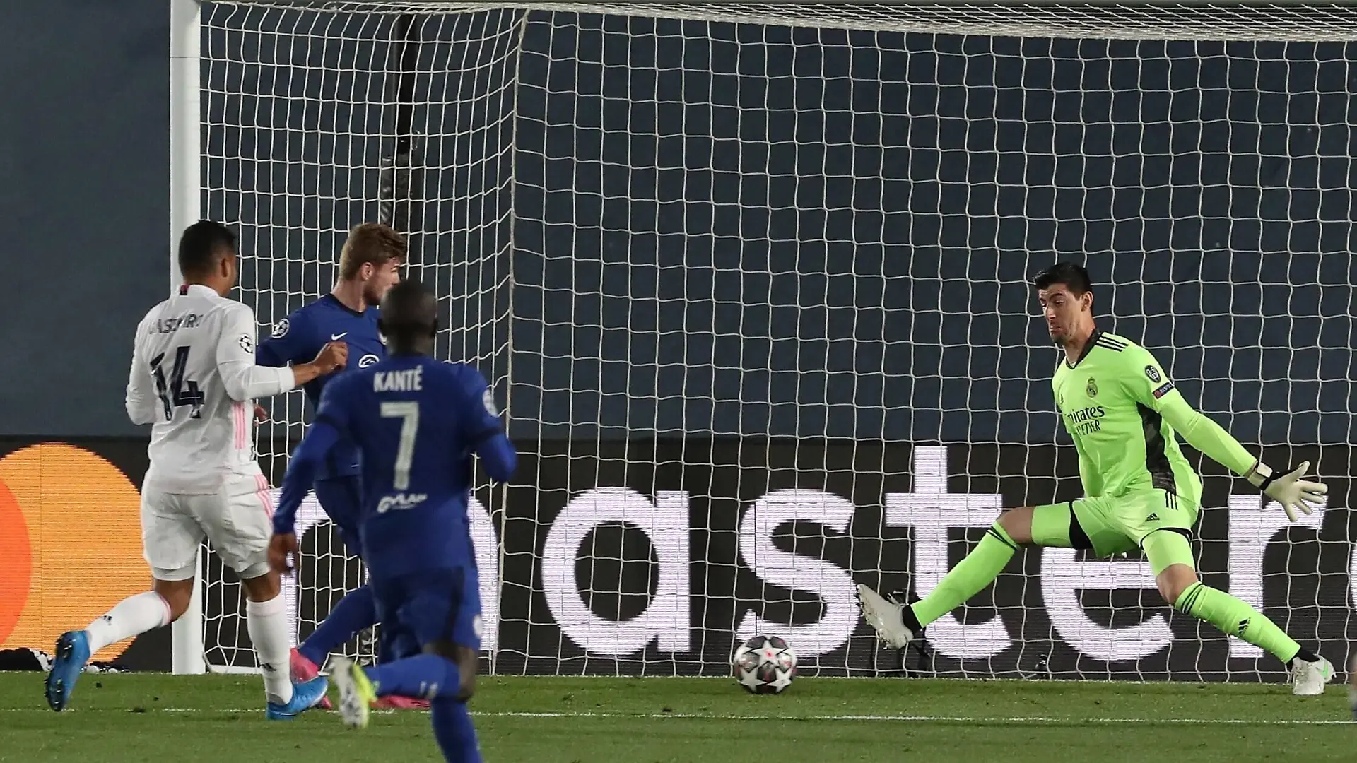  Real Madrid s goalkeeper Thibaut Courtois R in action against Chelsea s Timo Werner 2-L during the UEFA Champions League first leg semifinal soccer match between Real Madrid CF and Chelsea FC at Alfredo Di Stefano stadium in Madrid, Spain, 27 April 2021. Real Madrid CF - Chelsea FC ACHTUNG: NUR REDAKTIONELLE NUTZUNG PUBLICATIONxINxGERxSUIxAUTxONLY Copyright: xKikoxHuescax GRAF3539 20210427-637551555457033920