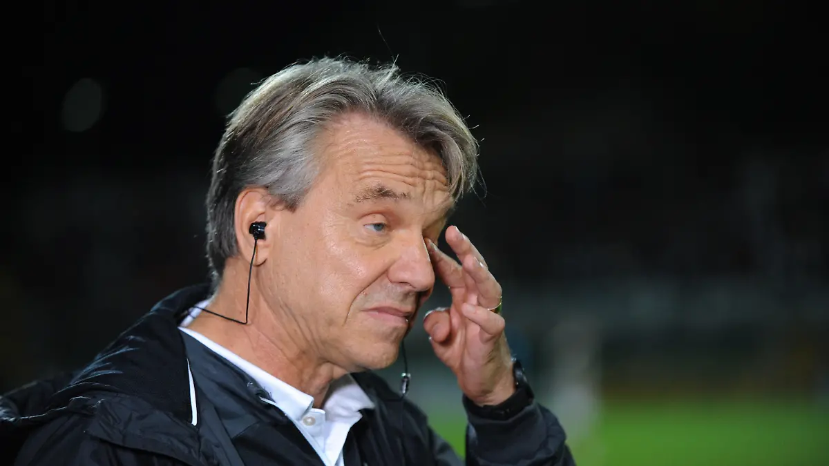 ARCHIV - 18.10.2022, Saarland, Spiesen-Elversberg: Fußball: DFB-Pokal, SV Elversberg - VfL Bochum, 2. Runde, Ursapharm-Arena an der Kaiserlinde. Der Elversberger Trainer Horst Steffen kassiert in Dortmund die nächste Niederlage. (zu dpa: «Elversbergs Vorsprung schmilzt nach Niederlage in Dortmund») Foto: Harald Tittel/dpa +++ dpa-Bildfunk +++