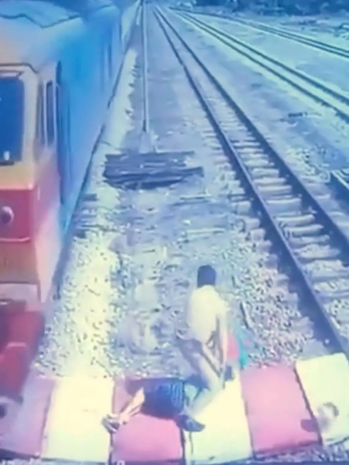 Sie hatte einen großen Schutzengel - und einen mutigen Lebensretter: In Thailand ist eine 75 Jahre alte Frau von Bahngleisen gerettet worden. Sie wollte diese gerade überqueren, bemerkte aber den Zug nicht, der rasend schnell auf sie zufuhr. Die Bilder der dramatischen Rettung sehen Sie im Video.
