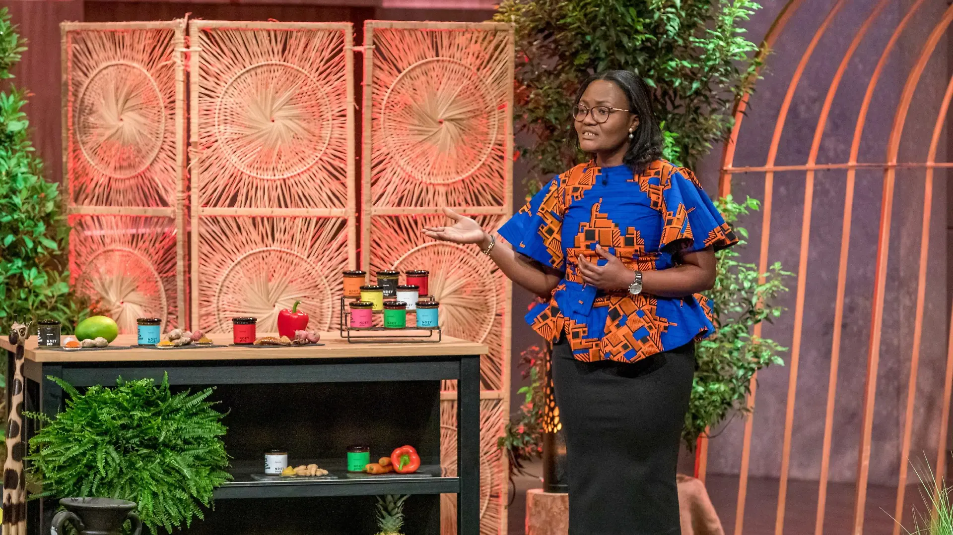 N´deye Fall-Kuete aus Hamburg präsentiert mit _Ndeyefoods" Westafrikanische Gourmet-Saucen. Sie erhofft sich ein Investment von 130.000 Euro für 25 Prozent der Anteile an ihrem Unternehmen. Die Verwendung des sendungsbezogenen Materials ist nur mit dem Hinweis und Verlinkung auf TVNOW gestattet.