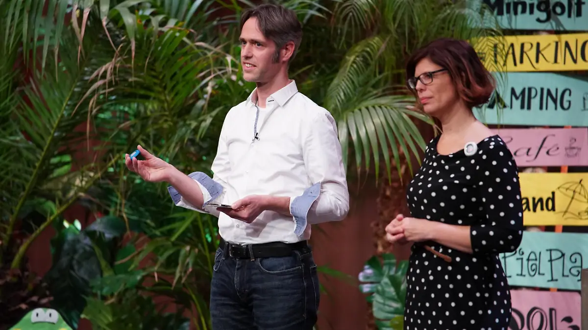 Annette Barth und Julian Meyer-Arnek aus München präsentieren den UV-Bodyguard _ajuma". Sie erhoffen sich ein Investment von 110.000 Euro für 15 Prozent der Anteile an ihrem Unternehmen. Die Verwendung des sendungsbezogenen Materials ist nur mit dem Hinweis und Verlinkung auf TVNOW gestattet.