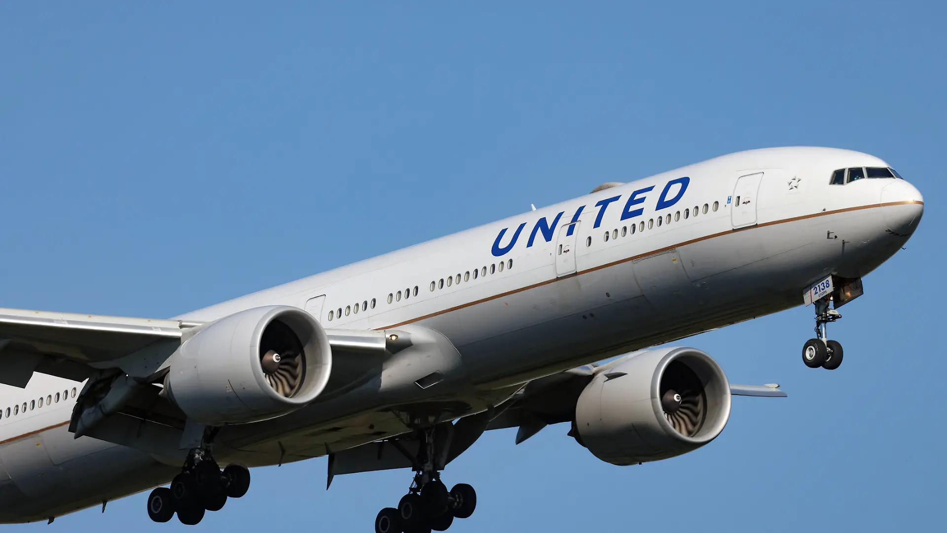 Ein Flugzeug der Fluggesellschaft United Airlines, Boeing 777-322/ER, Kennung N2138U im Landeanflug.