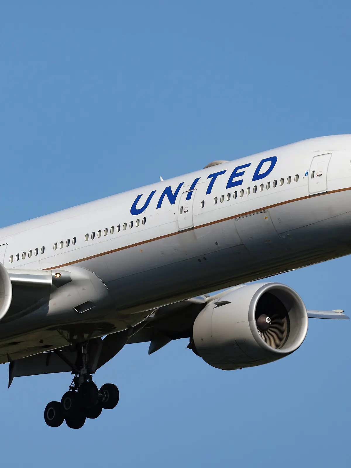 Ein Flugzeug der Fluggesellschaft United Airlines, Boeing 777-322/ER, Kennung N2138U im Landeanflug.