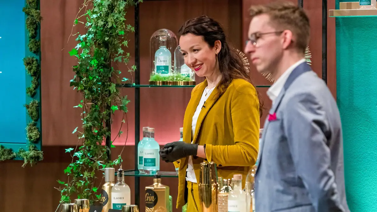 Stella-Oriana Strüfing und Christian Zimmermann aus Berlin präsentieren mit _Laori_ einen alkoholfreien Gin. Sie erhoffen sich ein Investment von 175.000 Euro für 15 Prozent der Anteile an ihrem Unternehmen. Die Verwendung des sendungsbezogenen Materials ist nur mit dem Hinweis und Verlinkung auf TVNOW gestattet.