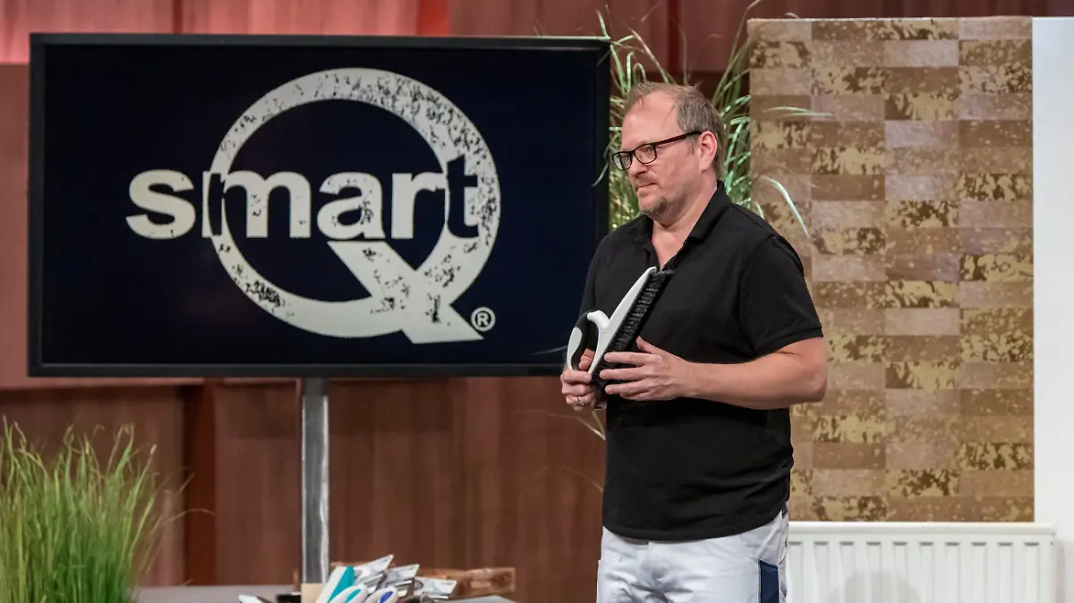 Michael Heide aus Zeuthen präsentiert die ergonomische Tapezierbürste "SmartQ". Er erhofft sich ein Investment von 40.000 Euro für 15 Prozent der Anteile an seinem Unternehmen. Die Verwendung des sendungsbezogenen Materials ist nur mit dem Hinweis und Verlinkung auf TVNOW gestattet.