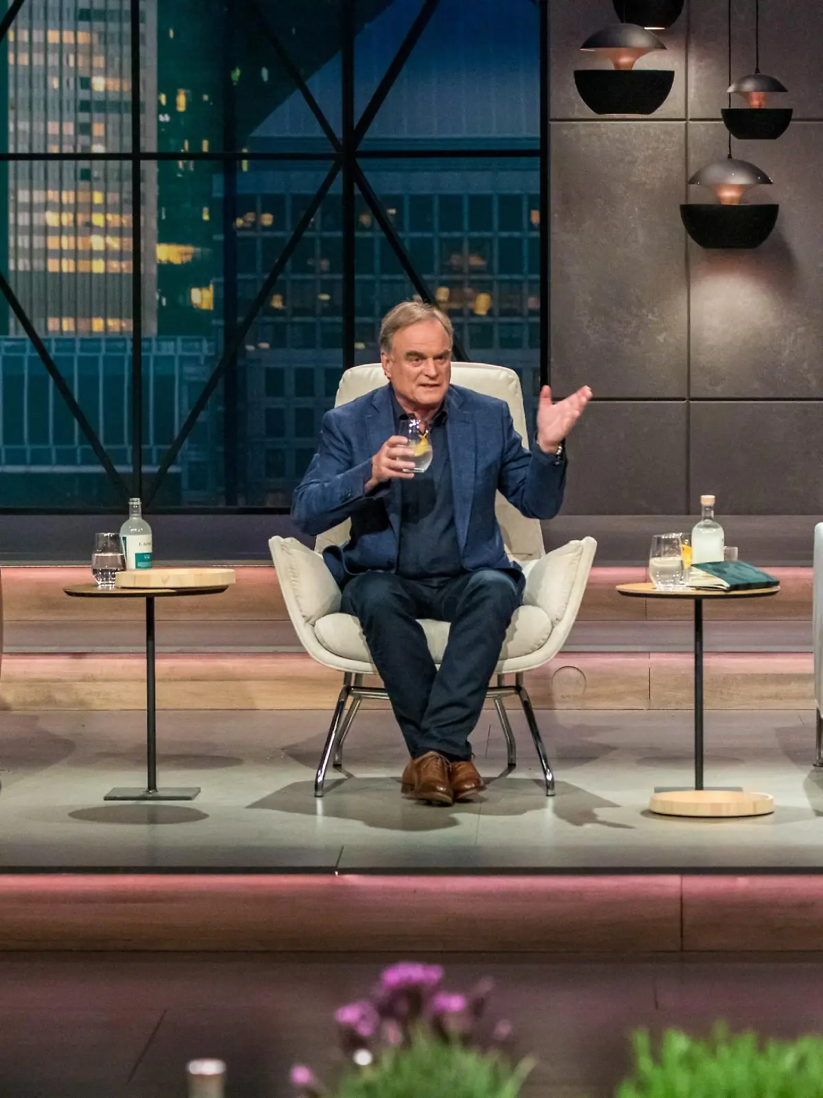 Die Investoren Carsten Maschmeyer (l.), Dr. Georg Kofler und Nils Glagau nehmen den alkoholfreien Gin von "Laori" genau unter die Lupe.  Die Verwendung des sendungsbezogenen Materials ist nur mit dem Hinweis und Verlinkung auf TVNOW gestattet.