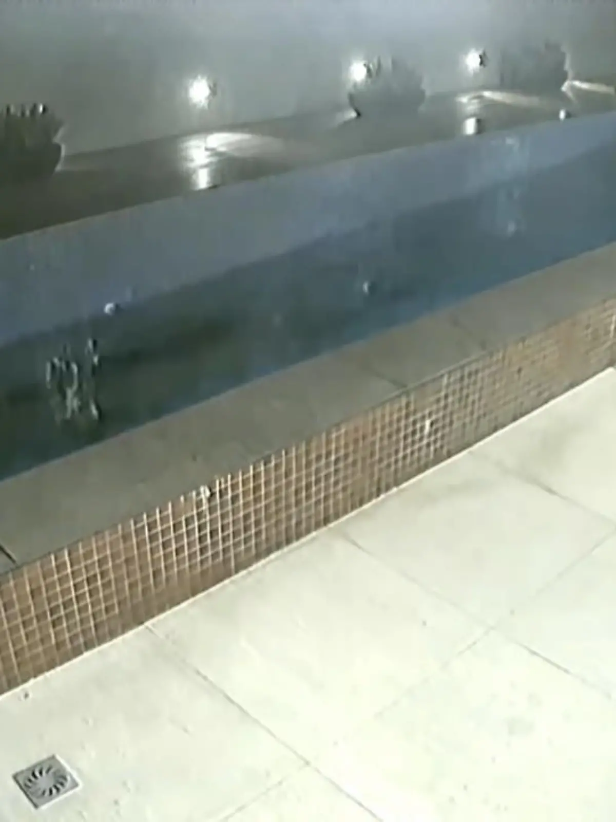 Bild zu: "Hier bricht Pool durch Garagendecke"