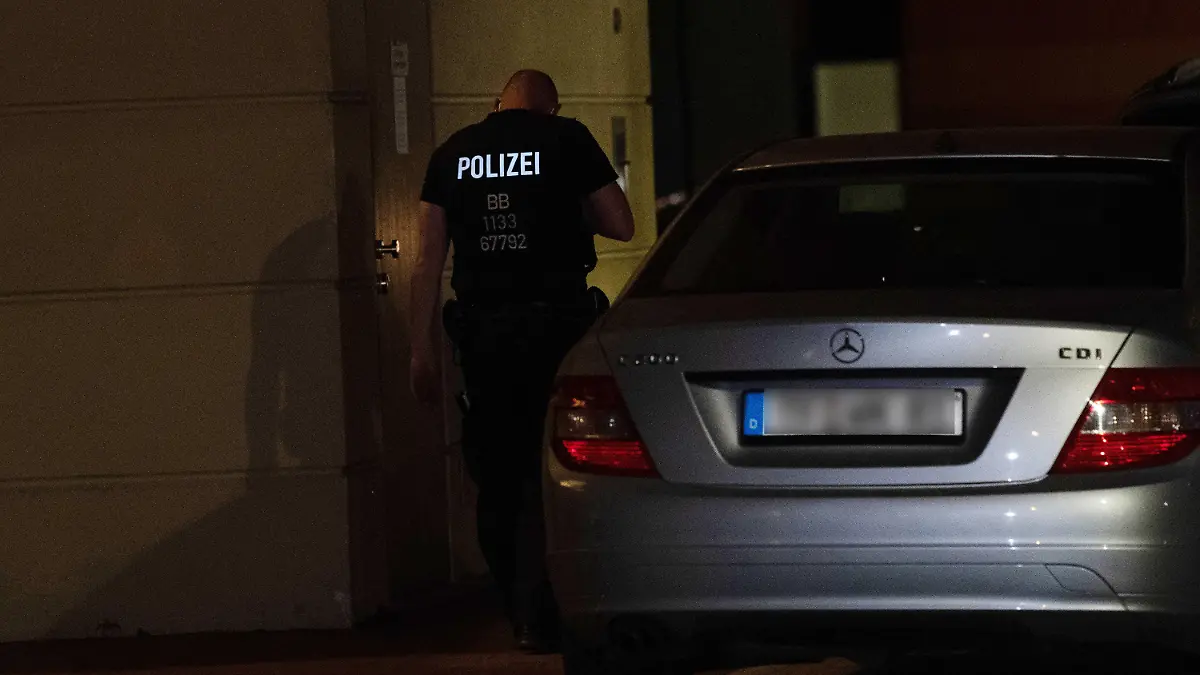 28.04.2021, Brandenburg, Potsdam: Ein Polizist steht auf dem Gelände der Oberlinklinik. In einer Potsdamer Klinik sind vier Leichen gefunden worden. Eine 51 Jahre alte Frau sei unter dringendem Tatverdacht festgenommen. Foto: Paul Zinken/dpa-Zentralbild/dpa +++ dpa-Bildfunk +++