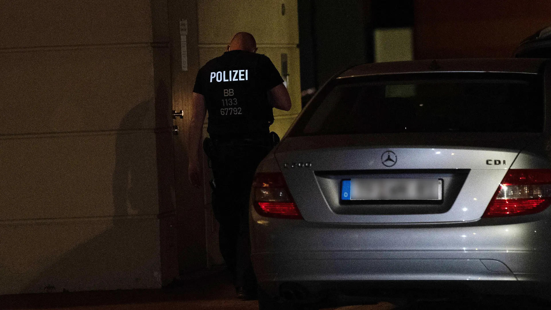 28.04.2021, Brandenburg, Potsdam: Ein Polizist steht auf dem Gelände der Oberlinklinik. In einer Potsdamer Klinik sind vier Leichen gefunden worden. Eine 51 Jahre alte Frau sei unter dringendem Tatverdacht festgenommen. Foto: Paul Zinken/dpa-Zentralbild/dpa +++ dpa-Bildfunk +++