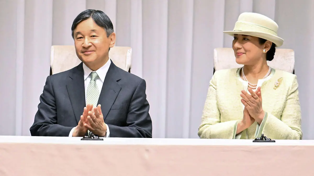 Entertainment Bilder des Tages Japan emperor at award ceremony Japanese Emperor Naruhito and Empress Masako attend an award ceremony in Tokyo on April 28, 2023, held for people who have contributed to greenery and forestry promotion. Pool photo PUBLICATIONxINxGERxSUIxAUTxHUNxONLY A14AA0001421154P