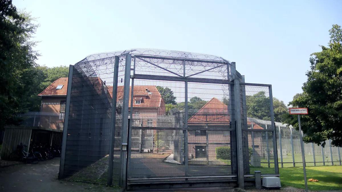 ARCHIV - 26.08.2016, Nordrhein-Westfalen, Bedburg-Hau: Ein Zaun mit Stacheldraht steht vor der forensischen Abteilungen der LVR-Klinik. An dem versuchten Ausbruch aus einer Psychiatrie in Bedburg-Hau am Niederrhein waren nach ersten Ermittlungen mehrere Patienten beteiligt. «Es handelt sich dabei nur um Männer», sagte ein Polizeisprecher am Montagmorgen. «Alle von ihnen sind verurteilte Straftäter.» Offensichtlich hätten die Patienten der LVR-Klinik Bedburg-Hau einen Fluchtplan gehabt.
(zu dpa: "Ausbruchsversuch in Psychiatrie: Mehrere Patienten beteiligt") Foto: Oliver Berg/dpa +++ dpa-Bildfunk +++