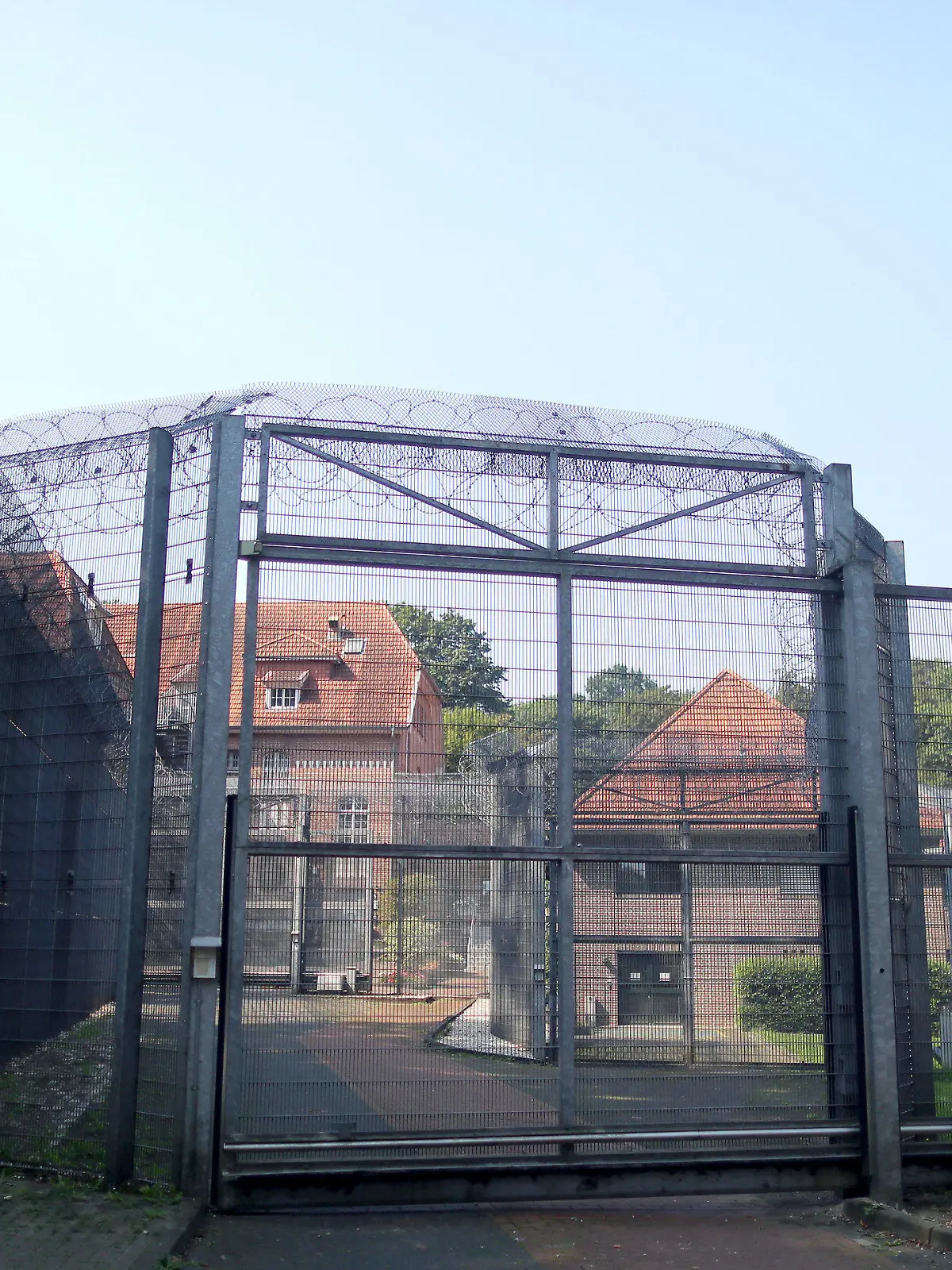 ARCHIV - 26.08.2016, Nordrhein-Westfalen, Bedburg-Hau: Ein Zaun mit Stacheldraht steht vor der forensischen Abteilungen der LVR-Klinik. An dem versuchten Ausbruch aus einer Psychiatrie in Bedburg-Hau am Niederrhein waren nach ersten Ermittlungen mehrere Patienten beteiligt. «Es handelt sich dabei nur um Männer», sagte ein Polizeisprecher am Montagmorgen. «Alle von ihnen sind verurteilte Straftäter.» Offensichtlich hätten die Patienten der LVR-Klinik Bedburg-Hau einen Fluchtplan gehabt.
(zu dpa: "Ausbruchsversuch in Psychiatrie: Mehrere Patienten beteiligt") Foto: Oliver Berg/dpa +++ dpa-Bildfunk +++